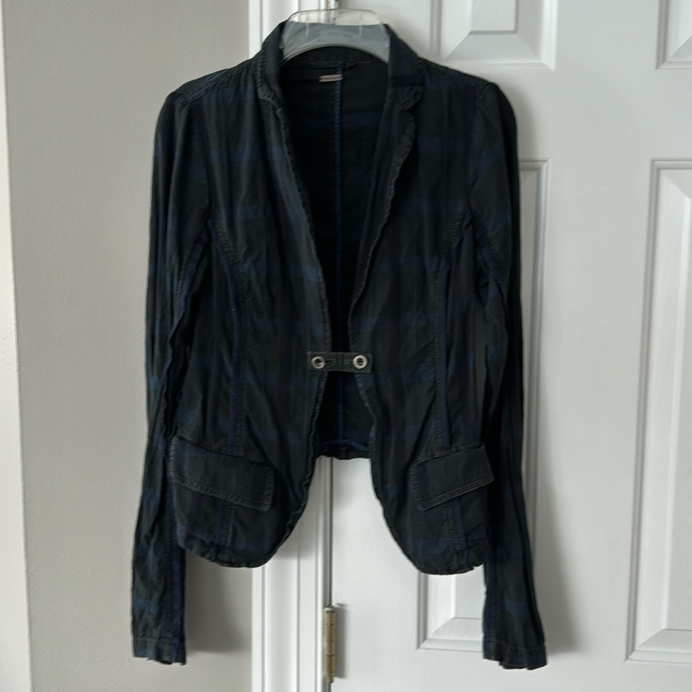Free People size XS cropped jacket. Machine washable. Good condition